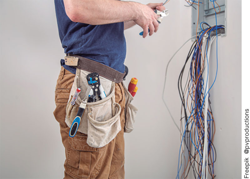 Homem fazendo manutenção elétrica