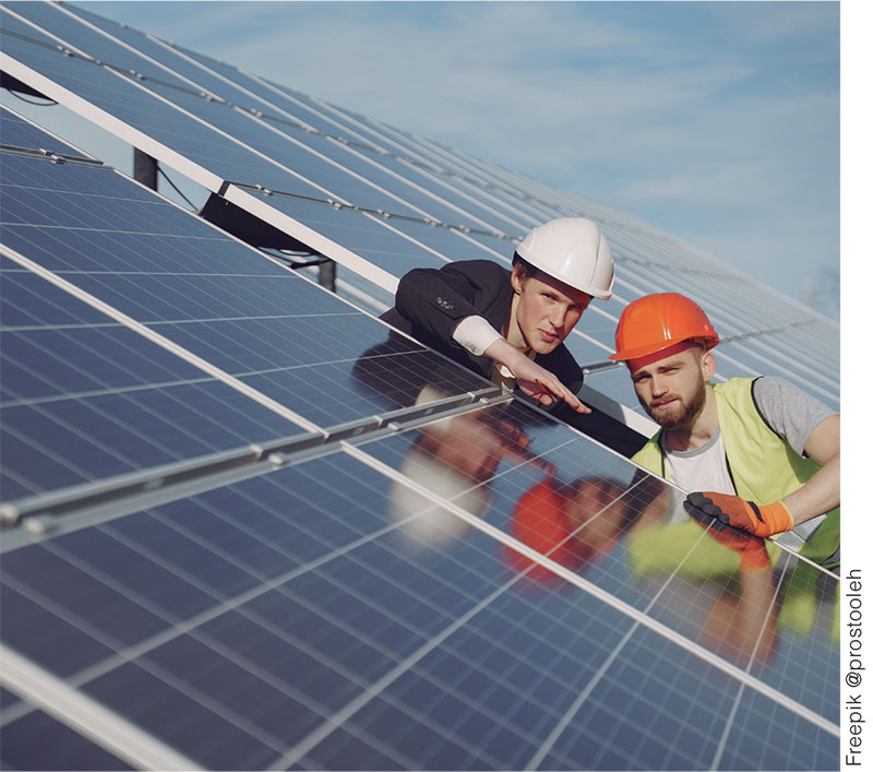 trabalhadores instalando painel solar