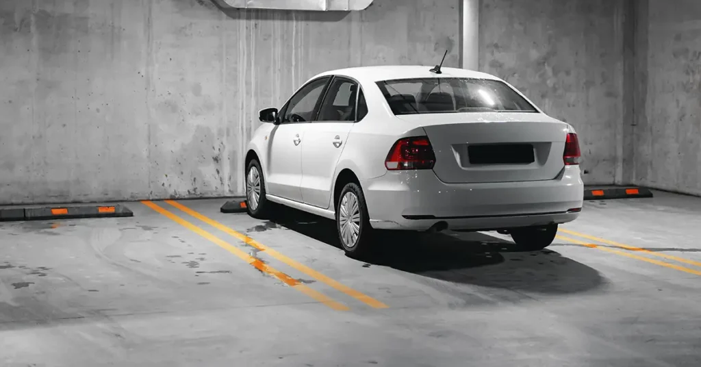 Carro abandonado na garagem do condomínio