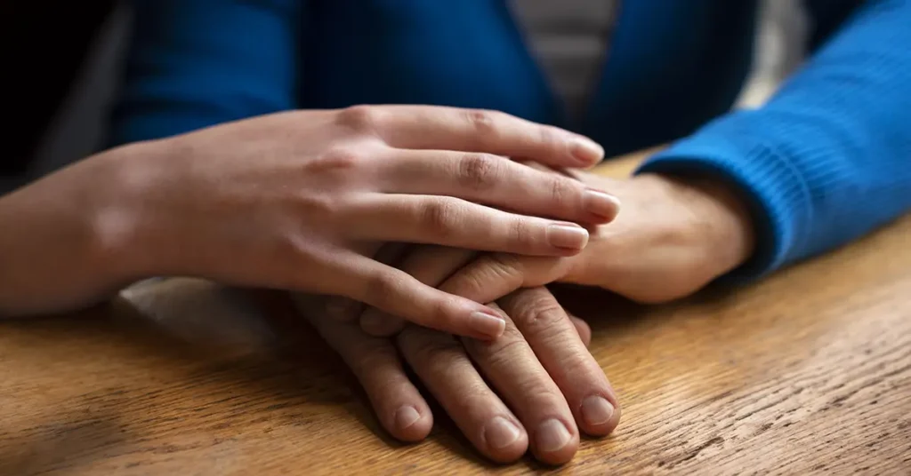 Mãos dadads umas as outra para dar apoio emocional
