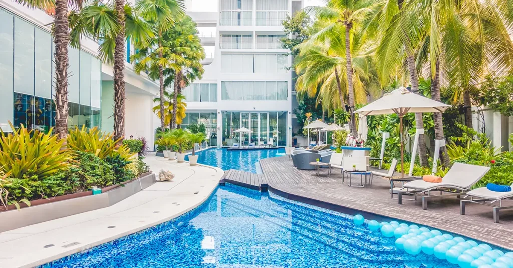Piscina em um condomínio de alto padrão