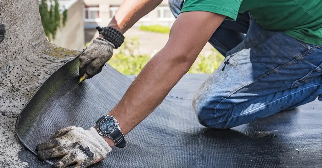 Homem trabalhando em obra de impermeabilização no condomínio