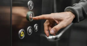Leia mais sobre o artigo Elevadores em condomínios: quando modernizar e como garantir segurança e eficiência
