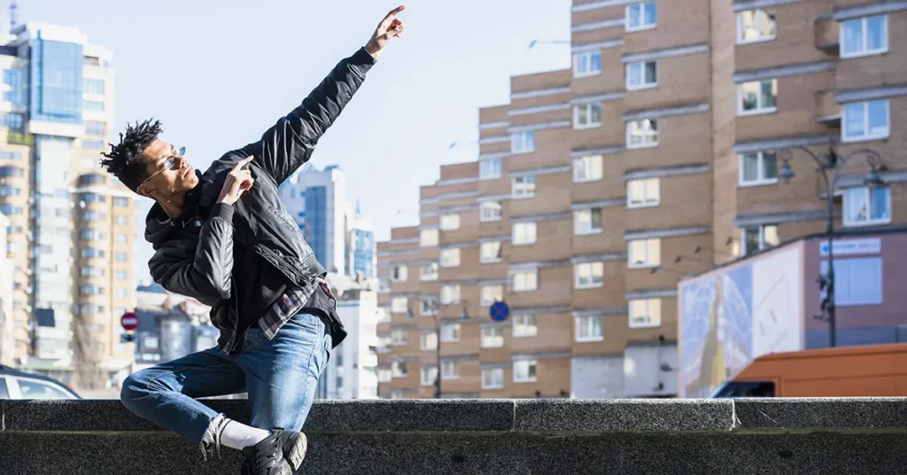 Jovem sentado no parapeito do condomínio