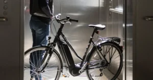 Leia mais sobre o artigo Bikes e patinetes elétricos no elevador: o condomínio pode proibir?