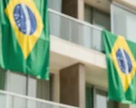 Bandeiras da Copa na fachada do edifício