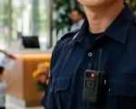 bodycams sendo usada pelo segurança de um prédio residencial