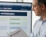 Gerente de administradora observando no monitor as diversas contas pool