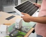 Maquete de edifícios e célular de energia solar