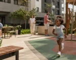 Crianças brincando no playground do condomínio