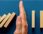 Mão separando blocos de madeira