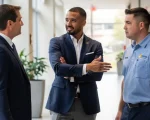 Síndico profissional conversando com porteiro e zelador durante inspeção de rotina