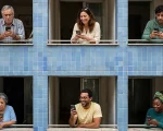 Seis moradores diversos em varandas de prédio com azulejos azuis, cada um olhando para o celular com expressões que variam entre sorriso e leve preocupação, representando a dinâmica bem-humorada de um grupo de WhatsApp de condomínio.